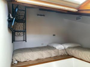 Zimmer mit einem Bett in einem Zimmer mit einem Fenster in der Unterkunft Hotel Casa Beletri in Béjar