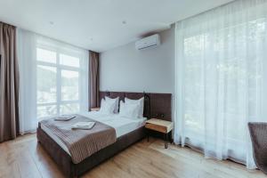 Кровать или кровати в номере Apartel Shayan