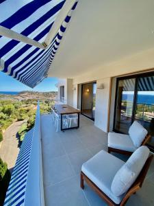 Balkón alebo terasa v ubytovaní Mimosas - Bel appartement avec une vue imprenable sur la baie