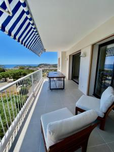 Balkón alebo terasa v ubytovaní Mimosas - Bel appartement avec une vue imprenable sur la baie