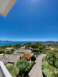 Fotografie z fotogalerie ubytování Mimosas - Bel appartement avec une vue imprenable sur la baie v destinaci Cavalaire-sur-Mer