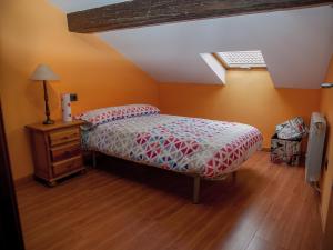 1 dormitorio con 1 cama, vestidor y ventana en Auténtica buhardilla en el centro de Béjar, en Béjar