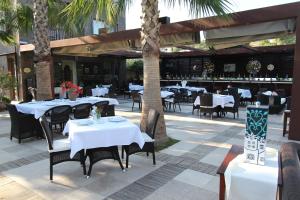 Un restaurante o sitio para comer en Olira Boutique Hotel&SPA