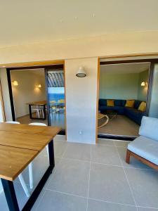 Posedenie v ubytovaní Mimosas - Bel appartement avec une vue imprenable sur la baie