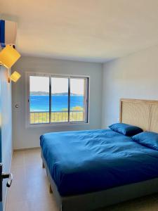 Posteľ alebo postele v izbe v ubytovaní Mimosas - Bel appartement avec une vue imprenable sur la baie