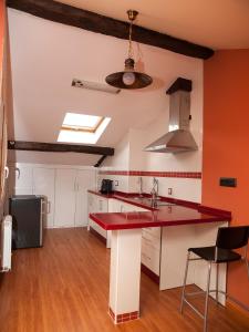 cocina con encimera roja en una habitación en Auténtica buhardilla en el centro de Béjar, en Béjar