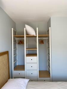 Posteľ alebo postele v izbe v ubytovaní Mimosas - Bel appartement avec une vue imprenable sur la baie