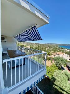 Balkón alebo terasa v ubytovaní Mimosas - Bel appartement avec une vue imprenable sur la baie