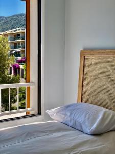 Posteľ alebo postele v izbe v ubytovaní Mimosas - Bel appartement avec une vue imprenable sur la baie + 37 fotografií