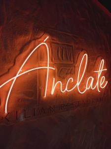 een neon bord met de tekst Lilian regoan restaurant bij Kilian in Playa Blanca