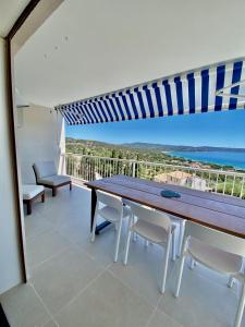 Balkón alebo terasa v ubytovaní Mimosas - Bel appartement avec une vue imprenable sur la baie