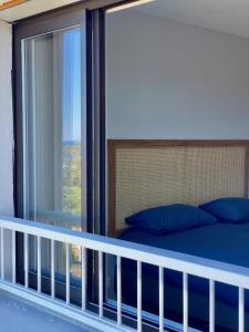 Posteľ alebo postele v izbe v ubytovaní Mimosas - Bel appartement avec une vue imprenable sur la baie