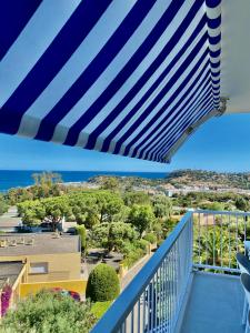 Balkón alebo terasa v ubytovaní Mimosas - Bel appartement avec une vue imprenable sur la baie