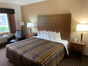 Ένα ή περισσότερα κρεβάτια σε δωμάτιο στο Nichols Inn of Red Wing +22 φωτογραφίες