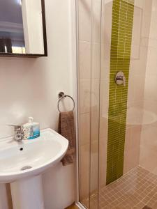 Bella Lux Holiday Condos في ديربان: حمام مع حوض ودش