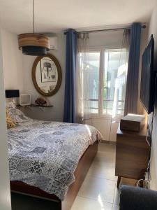 Łóżko lub łóżka w pokoju w obiekcie Roquebrune Golfs Plages