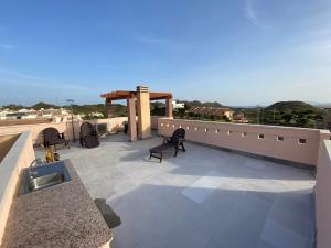 patio z krzesłami i umywalką na dachu w obiekcie Precioso ático con vistas al mar y la montaña w mieście Águilas