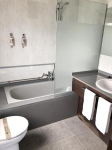łazienka z wanną, toaletą i umywalką w obiekcie Hotel As Hortensias w mieście Corcubión