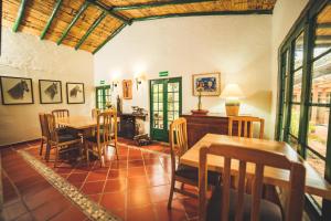 uma sala de jantar com mesa e cadeiras em Estancia San Antonio em Guasca