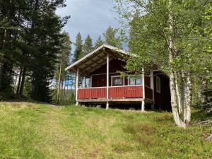 una pequeña casa en una colina en un bosque en Dalsvallen en Sveg