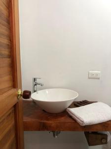 baño con lavabo blanco en una encimera de madera en Casa PALUM Prívate Room Prívate bathroom, en Palomino
