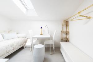 een witte slaapkamer met een bed en een bureau bij SOGNO NEL RINASCIMENTO in Florence