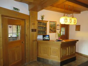 uma sala de degustação com um balcão e uma porta em Pension Mühlbachhof em Alpbach