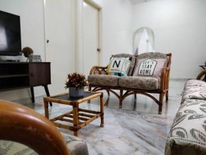 a living room with chairs and a tv and a couch at Homey 9pax 3BR MRT Cheras Tmn Suntex I HomeBrickz in Cheras