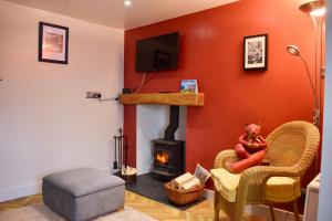 A television and/or entertainment centre at Chapel View Cottage