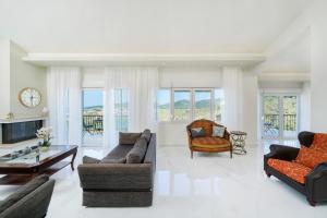 Sala de estar con 2 sofás y mesa en Villa Valia Calda, en Limenas