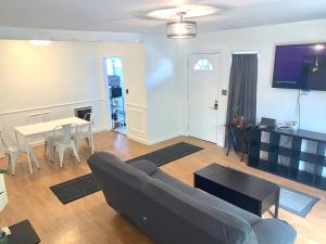 een woonkamer met een bank en een tafel bij Charm West Valley Perfect Location by Westfield Topanga in Los Angeles