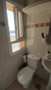 ベニドルムにあるCasa Ainaのトイレと窓のある白いバスルーム