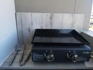 a black toaster oven sitting on top of a box at Le Smile in Calais