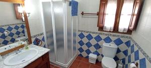 łazienka z prysznicem, toaletą i umywalką w obiekcie Casa Rural Aguascebas w mieście Mogón +23 zdjęcia