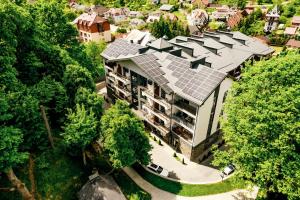 沙安Apartel Shayan的享有带太阳能屋顶的建筑的顶部景色