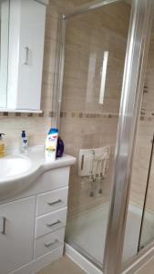 W łazience znajduje się prysznic i umywalka. w obiekcie Beeston House w mieście Thornton