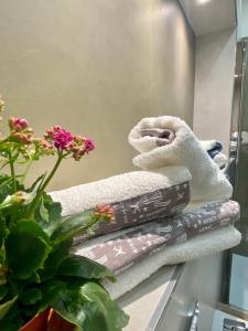 una pila de toallas en un mostrador en el baño en Pineta158, en Cagliari