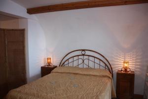 コンカ・デイ・マリーニにあるCasa Reginella - Borgo Marinaroのベッドルーム1室(ベッド1台付)、2泊分のスタンド(ランプ付)