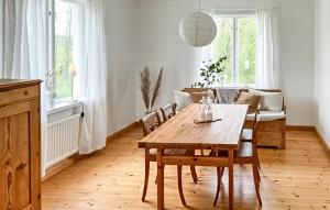ห้องอาหารหรือที่รับประทานอาหารของ Gorgeous Home In Lyrestad With Wifi