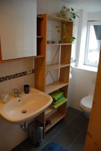 łazienka z umywalką i toaletą w obiekcie Wohnen im Fachwerkhof w mieście Kassel