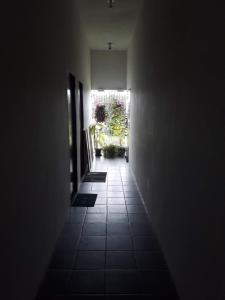 un corridoio di un edificio con corridoio buio di SUÍTE Nº 4 - próximo a feira da sulanca caruaru-PE a Caruaru