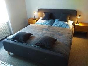 ein Schlafzimmer mit einem großen Bett mit zwei Kissen in der Unterkunft Apartmán Banská Bystrica Fortnička in Banská Bystrica