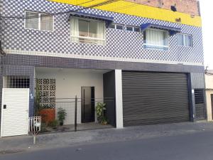 budynek z dwoma drzwiami garażowymi na boku w obiekcie SUÍTE Nº 4 - próximo a feira da sulanca caruaru-PE w mieście Caruaru