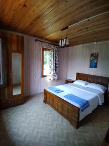 Postel nebo postele na pokoji v ubytování Апарт-отель "У речки" + 37 fotografií