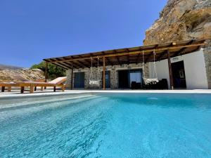 Bazén v ubytování Ocean Bliss Villa, By Hellocrete nebo v jeho okolí