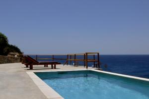 Bazén v ubytování Ocean Bliss Villa, By Hellocrete nebo v jeho okolí