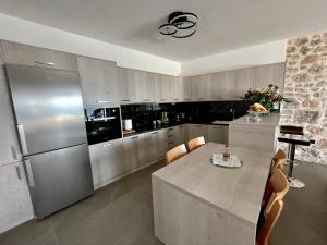 Kuchyň nebo kuchyňský kout v ubytování Ocean Bliss Villa, By Hellocrete