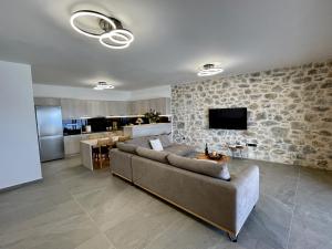 TV a/nebo společenská místnost v ubytování Ocean Bliss Villa, By Hellocrete