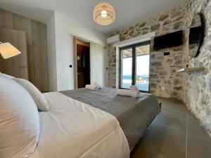 TV a/nebo společenská místnost v ubytování Ocean Bliss Villa, By Hellocrete