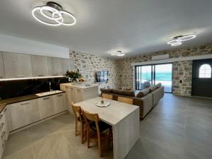 Kuchyň nebo kuchyňský kout v ubytování Ocean Bliss Villa, By Hellocrete